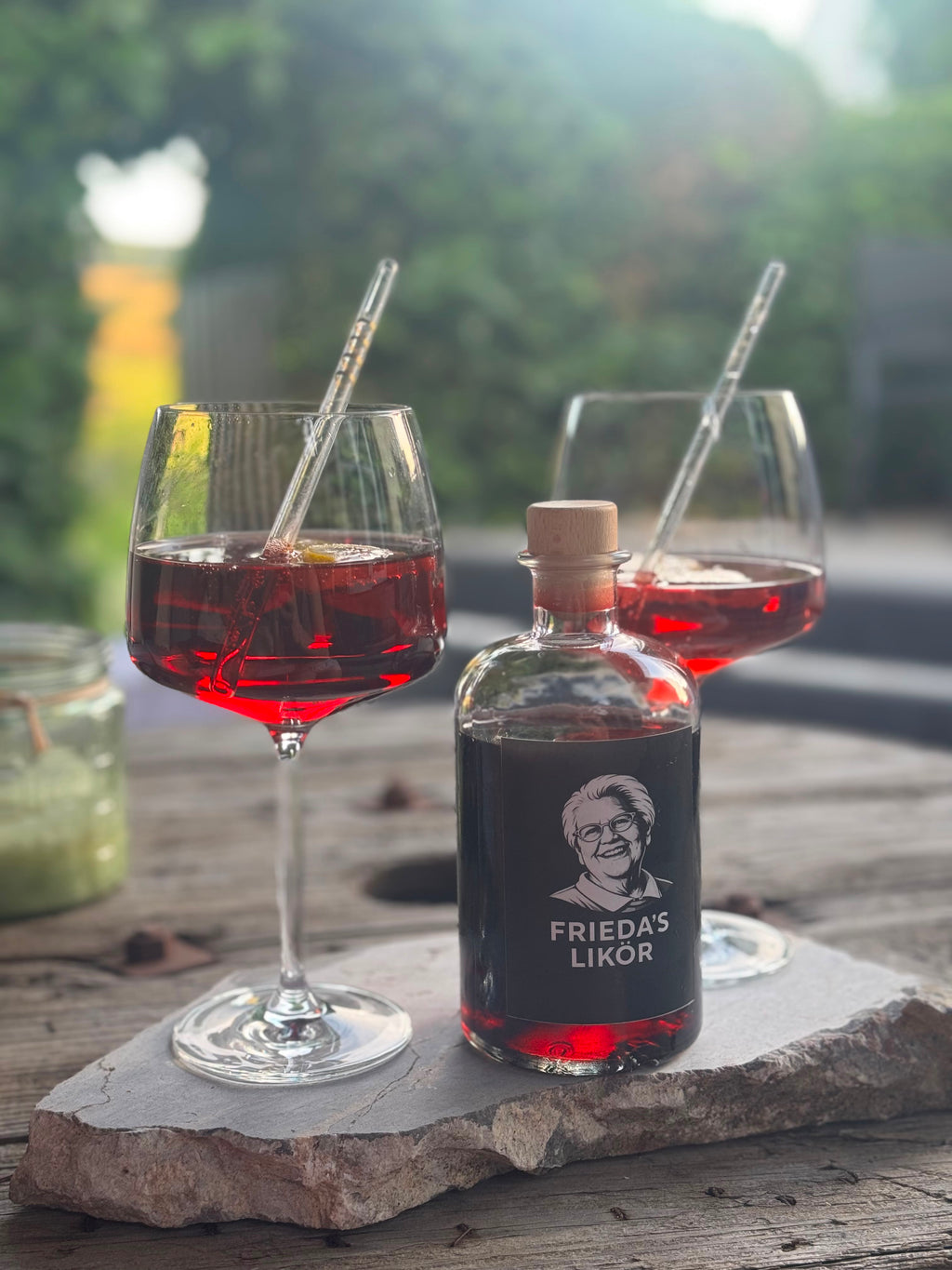 Frieda's Likör Brombeere Flasche mit Gläsern